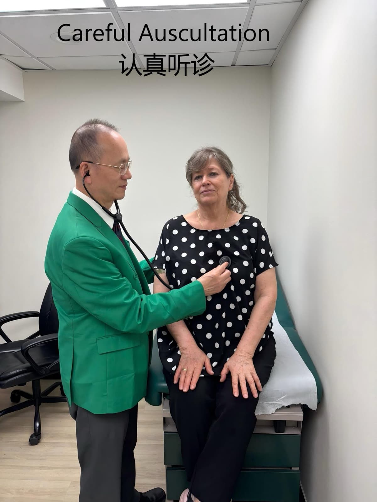 李健医生为患者听诊,长期随访慢性病