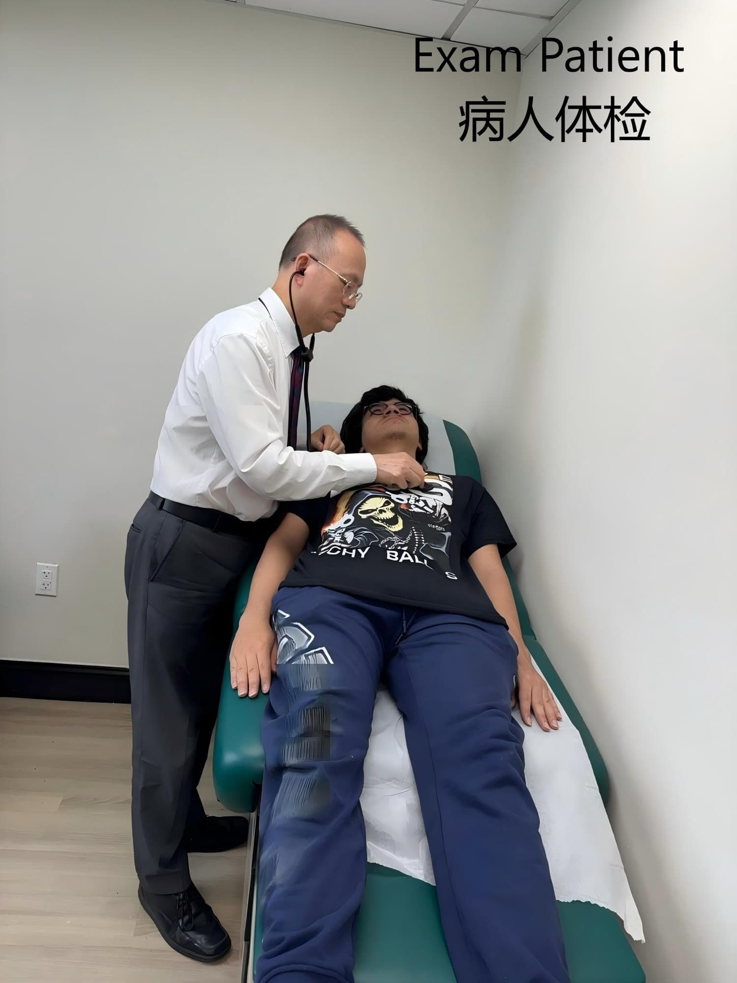 李健医生身着白衬衫,为躺姿患者听诊,进行体检