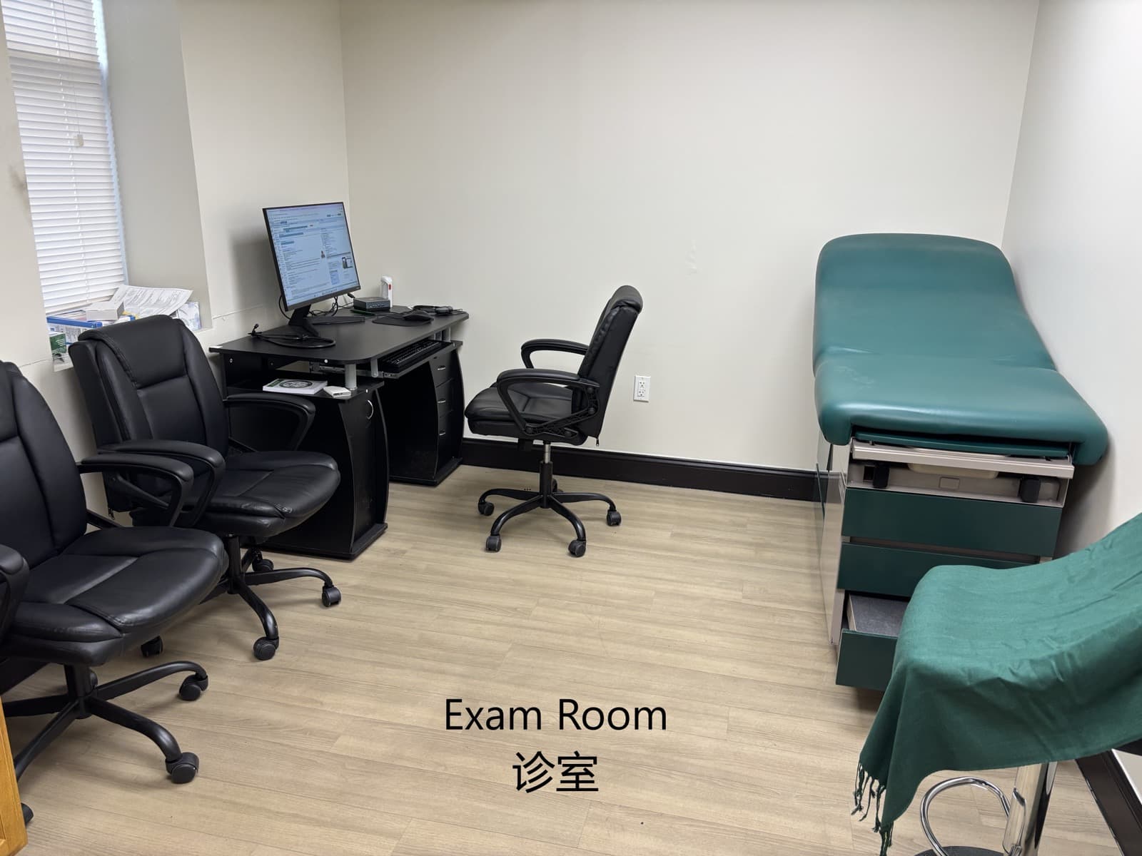 苹果医疗整洁的诊室与检查床