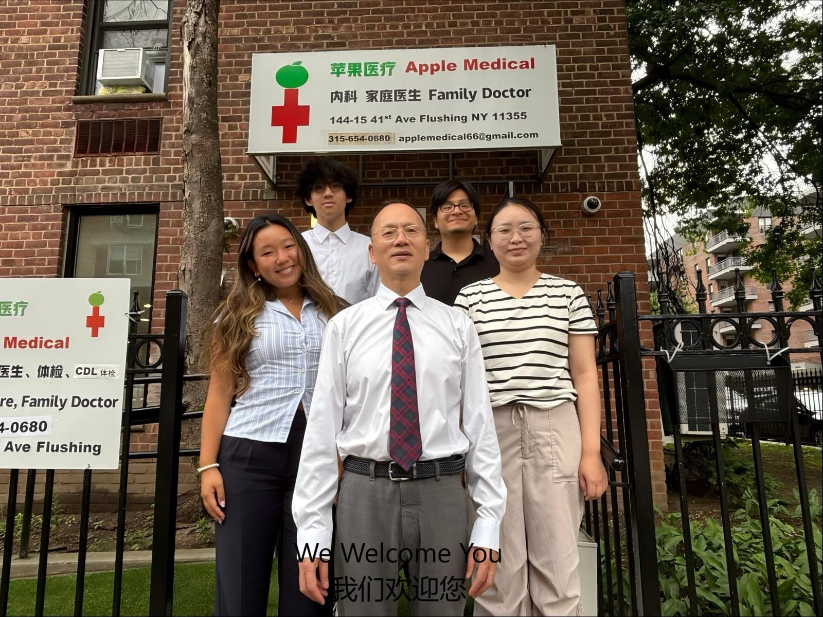 苹果医疗团队在诊所门口合影,侧招牌可见 CDL 体检字样